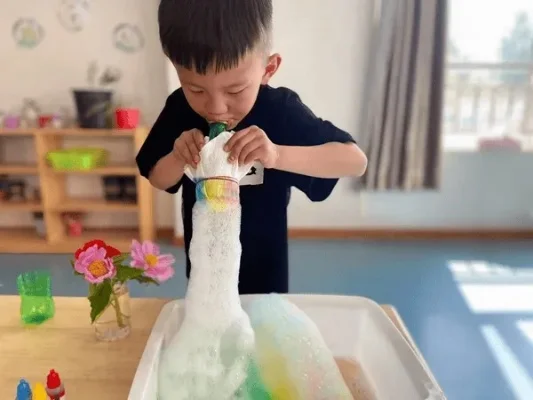 2025年彩色泡泡龙教案　彩色泡泡龙幼儿科学教案