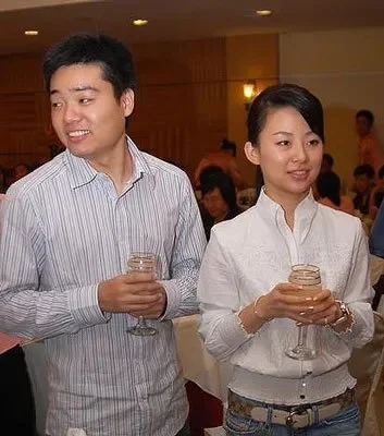 丁俊晖和潘晓婷结婚照-体育童话佳缘成