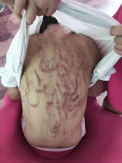 12人抽打女孩
