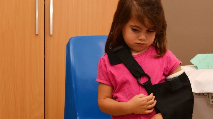 可爱宝贝手臂骨折-安抚治疗骨折宝贝